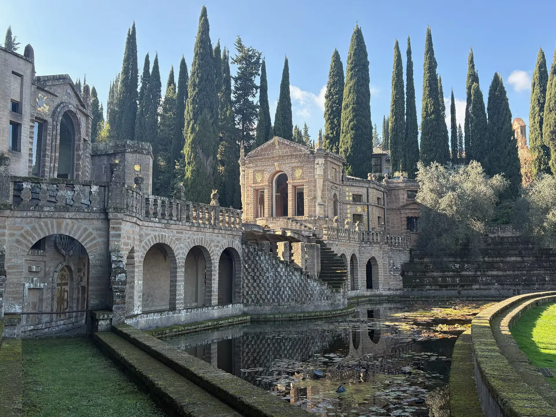 Diana’s Nymphaeum, with the backdrop of the Stage of the Teatrum Mundi, La Scarzuola.